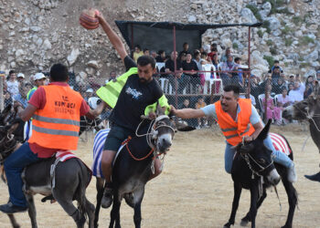 Eşek üzerinde 'Yörük futbolu'