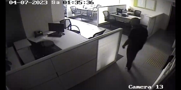 Esenyurt'ta banka duvarını delen hırsız yakalandı