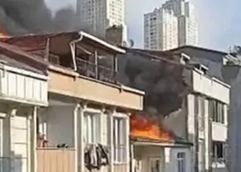 Esenyurt'ta çatıda çıkan yangın beş binaya sıçradı