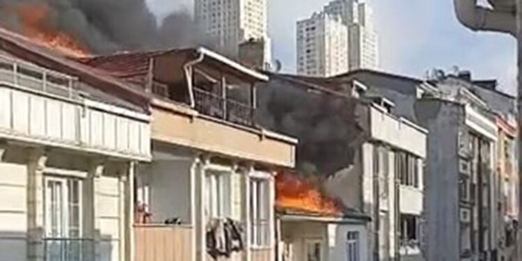 Esenyurt'ta çatıda çıkan yangın beş binaya sıçradı