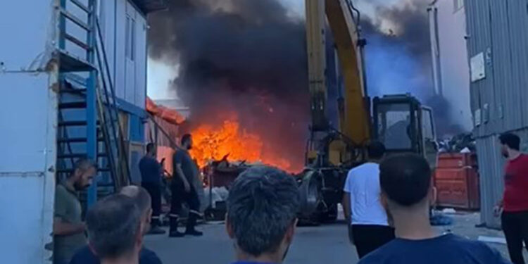 Esenyurt'ta geri dönüşüm tesisinde yangın