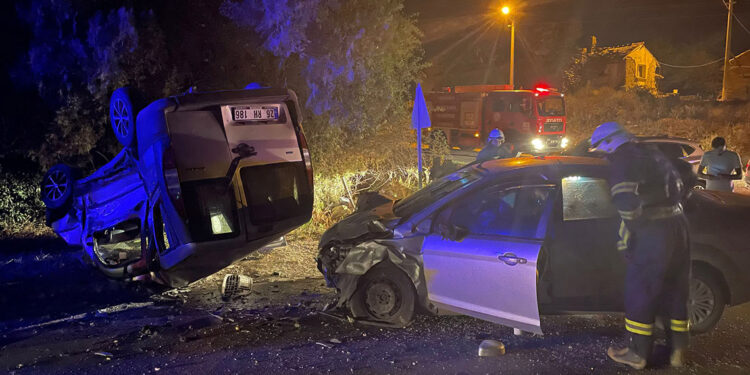 Eskişehir'de hafif ticari araç ile otomobil çarpıştı: 6 yaralı
