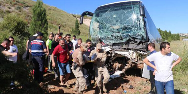 Eskişehir'de yolcu otobüsü şarampole düştü: 35 yaralı