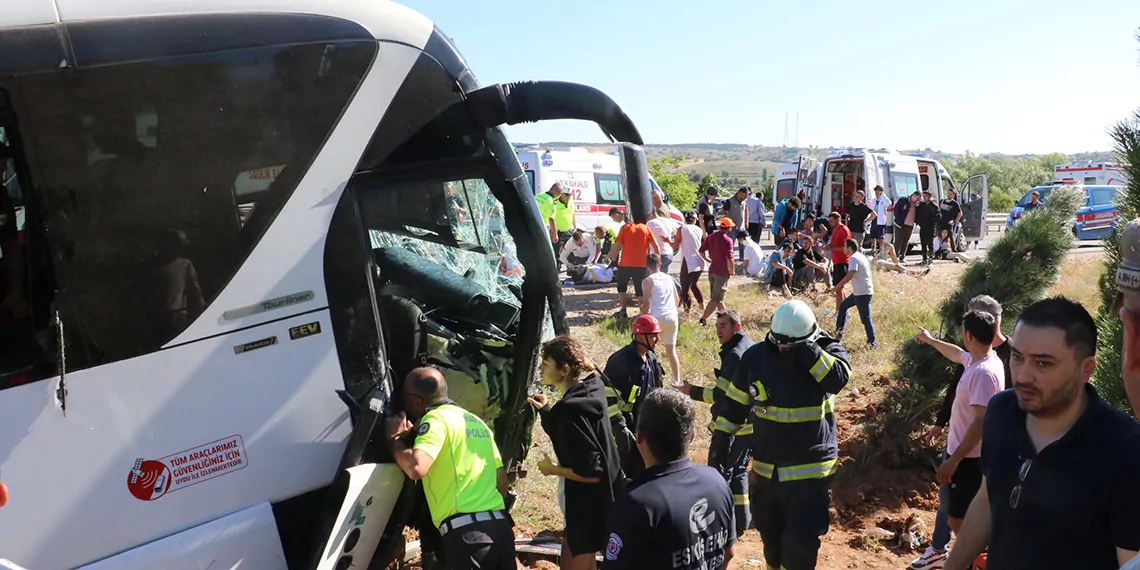 Eskisehirde yolcu otobusu sarampole dustu 41 yarali - öne çıkan - haberton