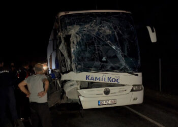 Eskişehir'de yolcu otobüsü traktöre çarptı: 6 yaralı