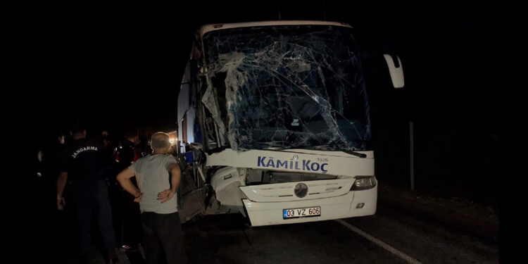 Eskişehir'de yolcu otobüsü traktöre çarptı: 6 yaralı