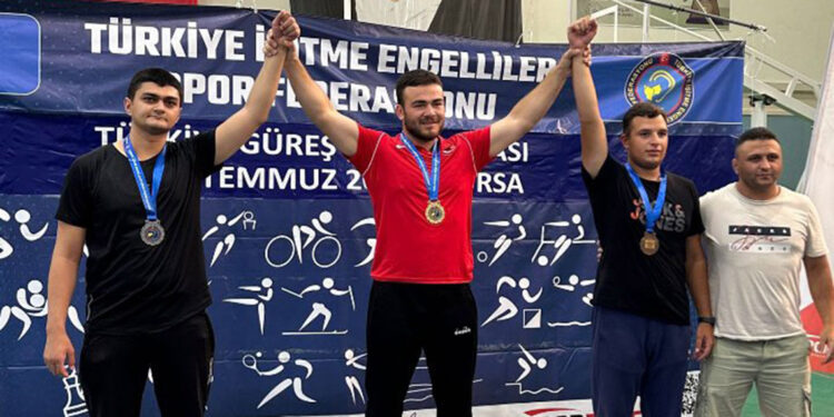 Eskişehirli işitme engelli güreşçilerden 2 madalya