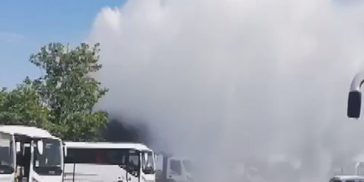 Eyüpsultan'da su borusu patladı; su metrelerce yükseldi