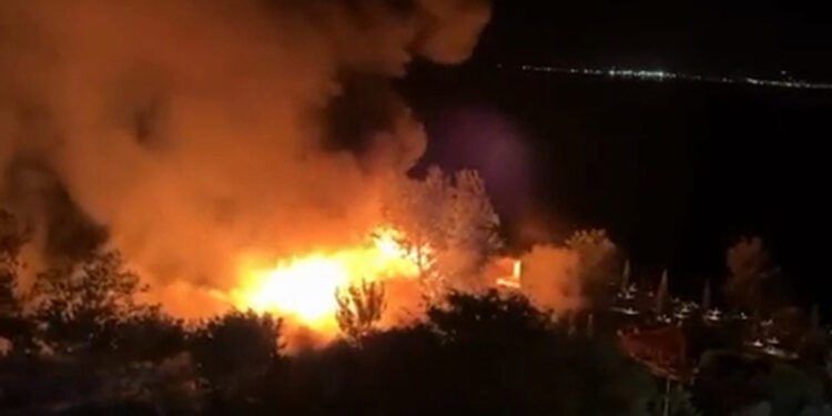 Falezlerdeki ahşap kafe, alev alev yandı