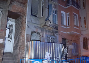 Fatih'te 3 katlı metruk binada balkon çöktü