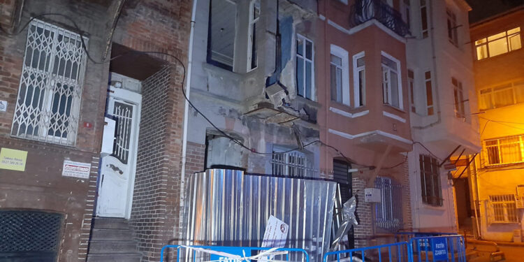 Fatih'te 3 katlı metruk binada balkon çöktü