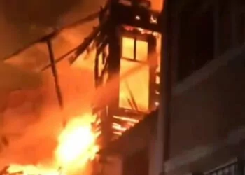 Fatih'te metruk bina alev alev yandı