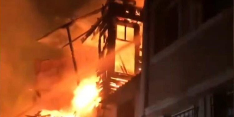 Fatih'te metruk bina alev alev yandı