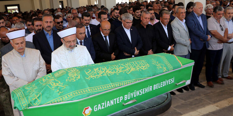 Fatma Şahin'in babası, son yolculuğuna uğurlandı