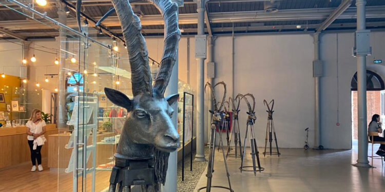 Feshane'de sergilenen heykelin tahrip edilmesine protesto