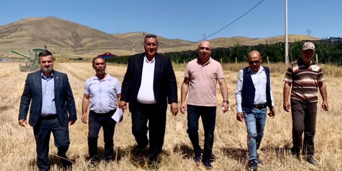 8 ay sonra yeni fiyat belirleyen Ulusal Süt Konseyi, çiğ süt üreticisini mutlu etmedi. Ulusal Süt Konseyi, çiğ süt ile ilgili  uygulamalarını eleştirerek "Çiğ süt sudan ucuz” dedi.