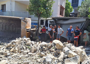 Freni boşalan taş yüklü kamyon dehşet saçtı; 9 yaralı