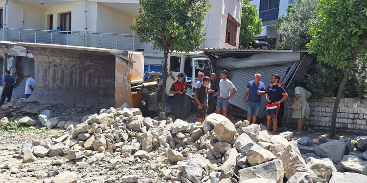 Freni boşalan taş yüklü kamyon dehşet saçtı; 9 yaralı