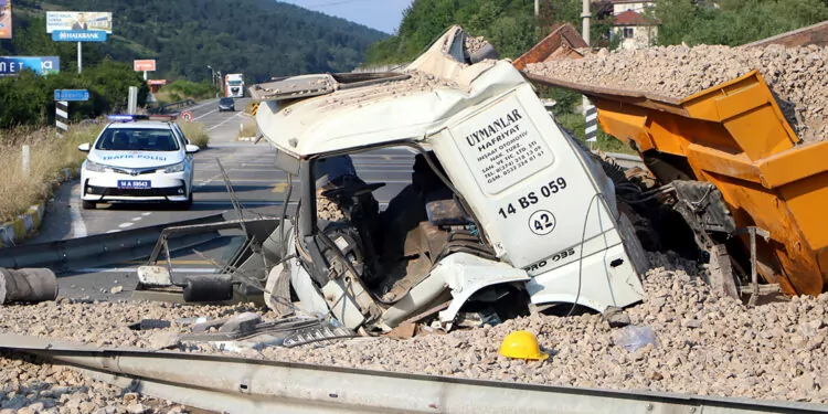 Freni patlayan kamyon kaza yaptı: 2 yaralı