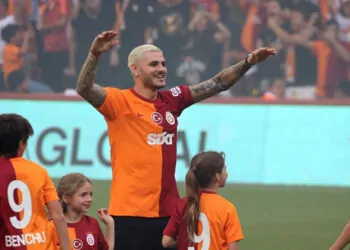 Galatasaray'da yeni transferler için imza töreni düzenledi