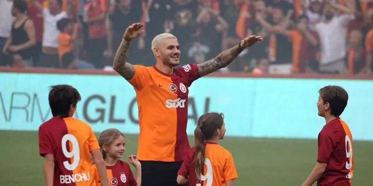 Galatasaray'da yeni transferler için imza töreni düzenledi