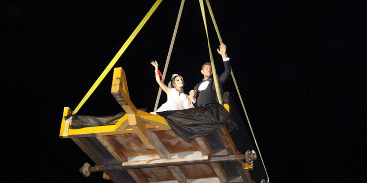 Gelin ile damat düğün alanına vinçle indirildi