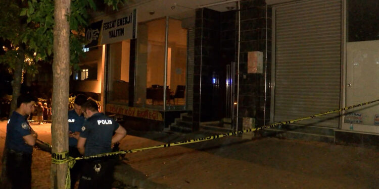 Gelinine bıçak çeken oğlunu bıçaklayarak öldürdü