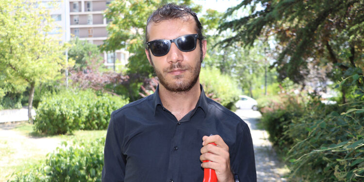 Görme engelliler için akıllı baston geliştirdi