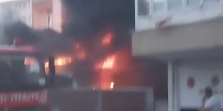 Güngören'de ikinci el ürün satan iş yerinde yangın