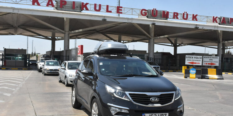 Gurbetçilerin kara yolu ile ülkeye girişleri sürüyor