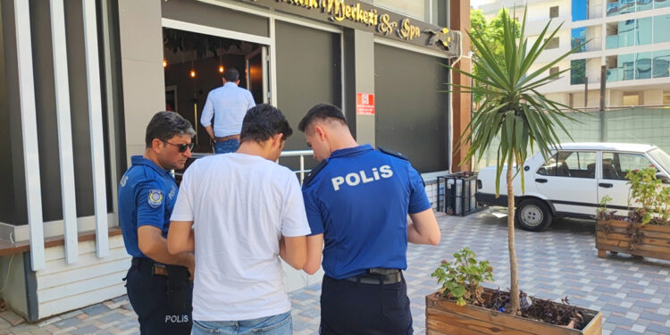 Güzellik merkezinde silahlı saldırı: 4 yaralı