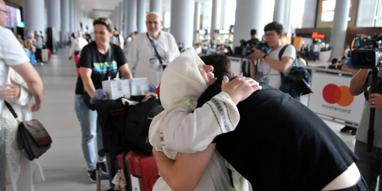 Hac ibadetini tamamlayan hacılar yurda dönüyor