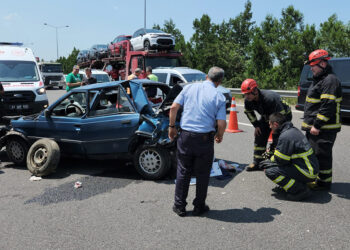 Hafif ticari araç otomobile çarptı: 4'ü çocuk 9 yaralı