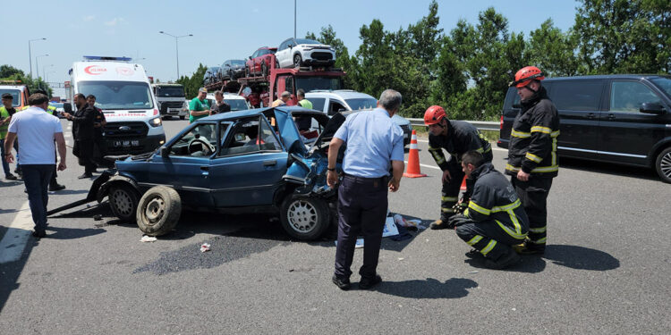 Hafif ticari araç otomobile çarptı: 4'ü çocuk 9 yaralı