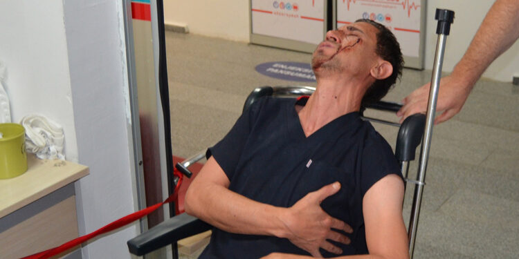 Hasta yakını, tartıştığı sağlık çalışanını dövdü