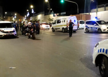 Husumetli ailelerin kavgasında 1'i polis 3 kişi yaralandı