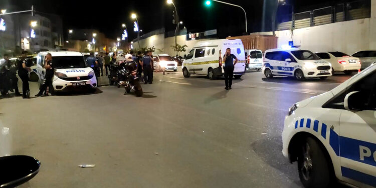 Husumetli ailelerin kavgasında 1'i polis 3 kişi yaralandı