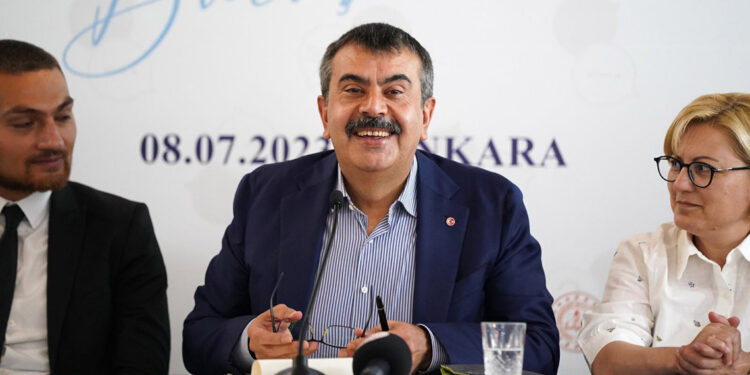 İhtiyaç olmadıkça uzaktan eğitime karşıyım