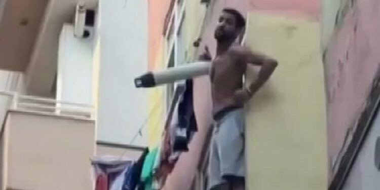 İntihardan vazgeçen Tunuslu'yu kurtarma çabası