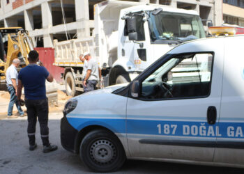 İş makinesi doğal gaz borusunu deldi; sızıntı oldu