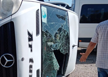 İşçi servis minibüsü ile otomobil çarpıştı: 19 yaralı