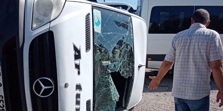 İşçi servis minibüsü ile otomobil çarpıştı: 19 yaralı