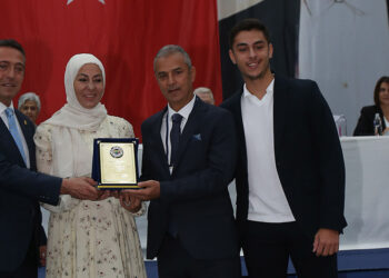İsmail Kartal, 40'ıncı yıl plaketini aldı
