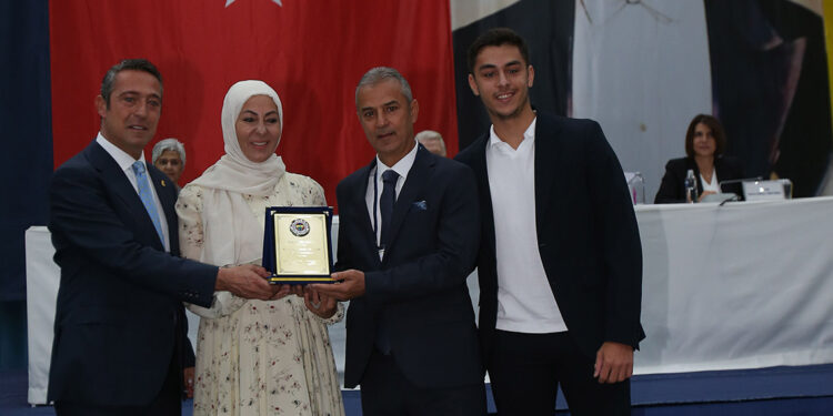 İsmail Kartal, 40'ıncı yıl plaketini aldı