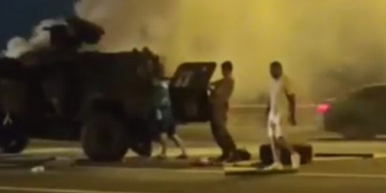 İstanbul’da polislerin içinde olduğu zırhlı araçta yangın