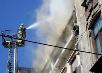 İstiklal caddesi'nde restoranın çatısı yandı