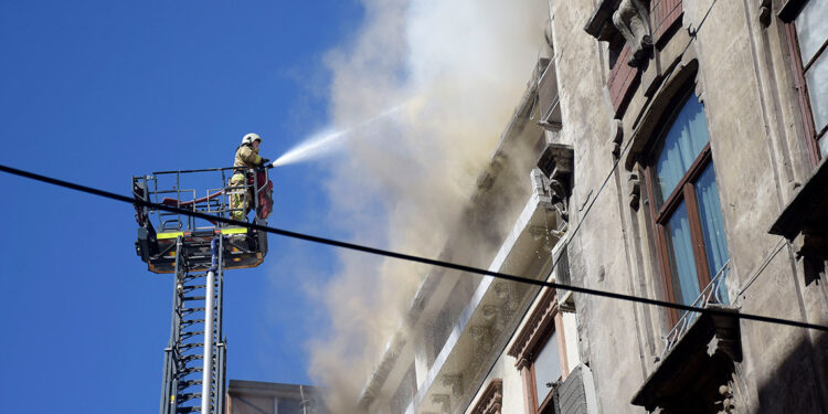 İstiklal Caddesi'nde restoranın çatısı yandı