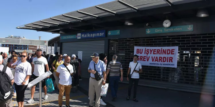 İzmir'de grev nedeniyle ulaşım aksadı