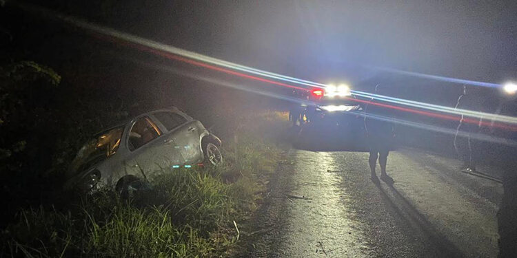 İzmir'de otomobil elektrikli motosiklete çarptı; 7 yaralı
