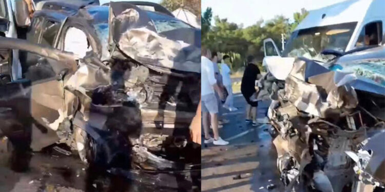 İzmir'de otomobil yolcu minibüsüyle çarpıştı: 4 ölü, 21 yaralı